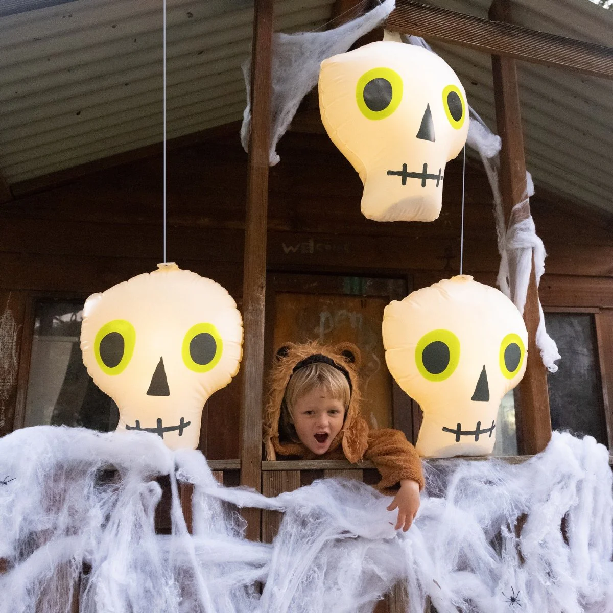 Inflatable Hanging Skulls Halloween Set - Image 4